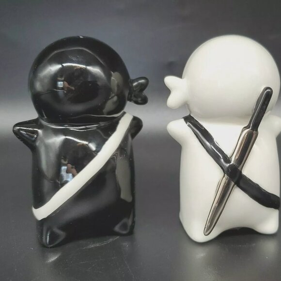 NINJA SALT AND PEPPER SHAKERS Set Ceramic Japanese Warriors Black White - Picture 5 of 12